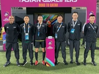 世界杯“误判”：中国球迷的熬夜狂欢