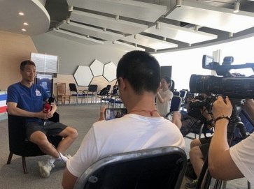 一家亲！申花火线支援理疗师力助久事男篮决赛争冠