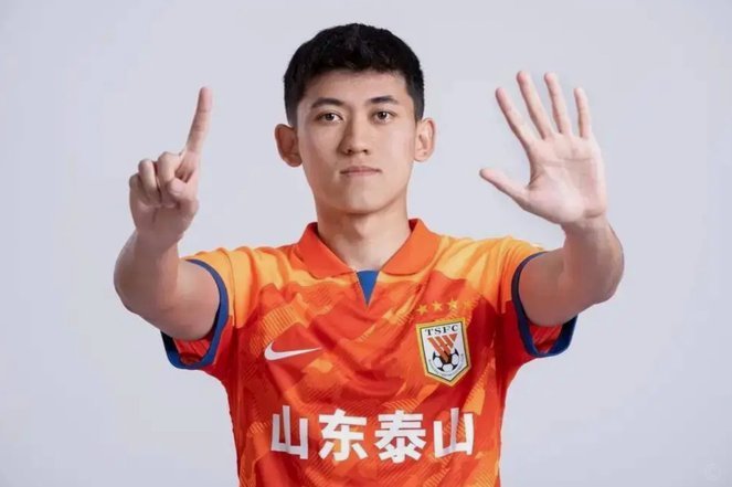 买乌郎重出江湖，右后卫终于有个替补了