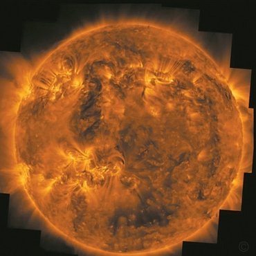 太阳报：球迷冲向葡萄牙替补席，距C罗仅数米被安保带离现场