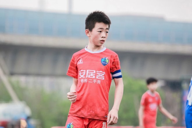 不董就问，老二吕孟洋在西班牙青年联赛表多少一条龙了？